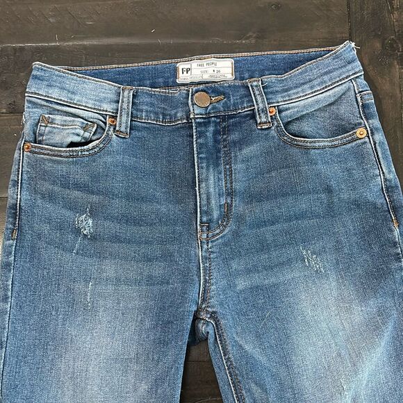 Free People Blue Distressed Frayed Ankle Jeans - Sz 26 - EUC - Picture 5 of 6